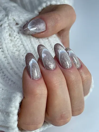 Silbernes Cat-Eye-Nageldesign mit French-Spitzen von M&M Nageldesign